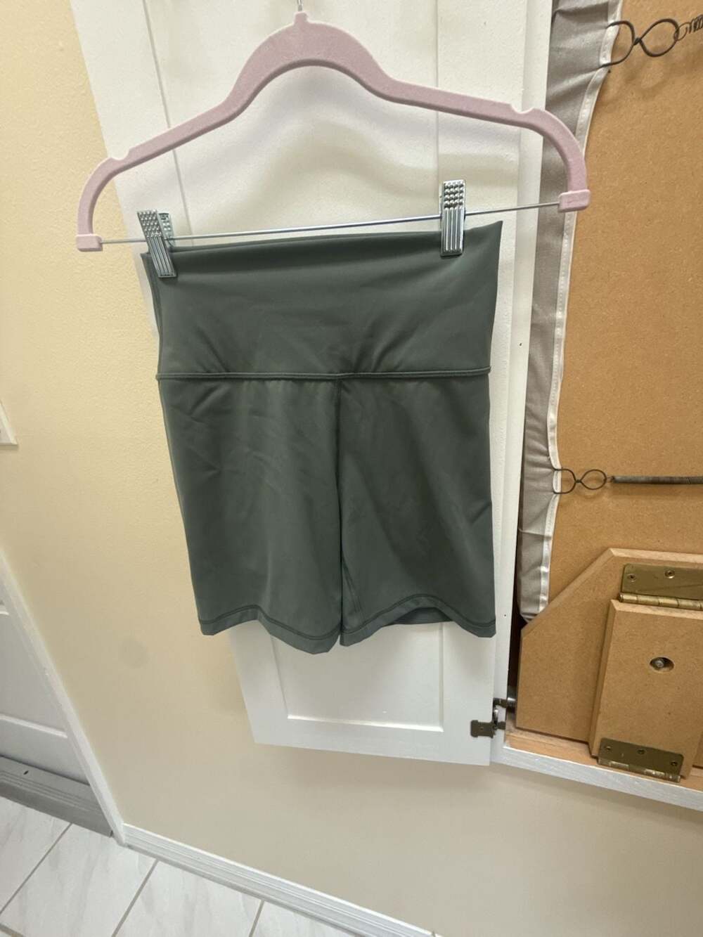 CRZ YOGA High Waisted Athletic Shorts Women's Size M (8/10) Green